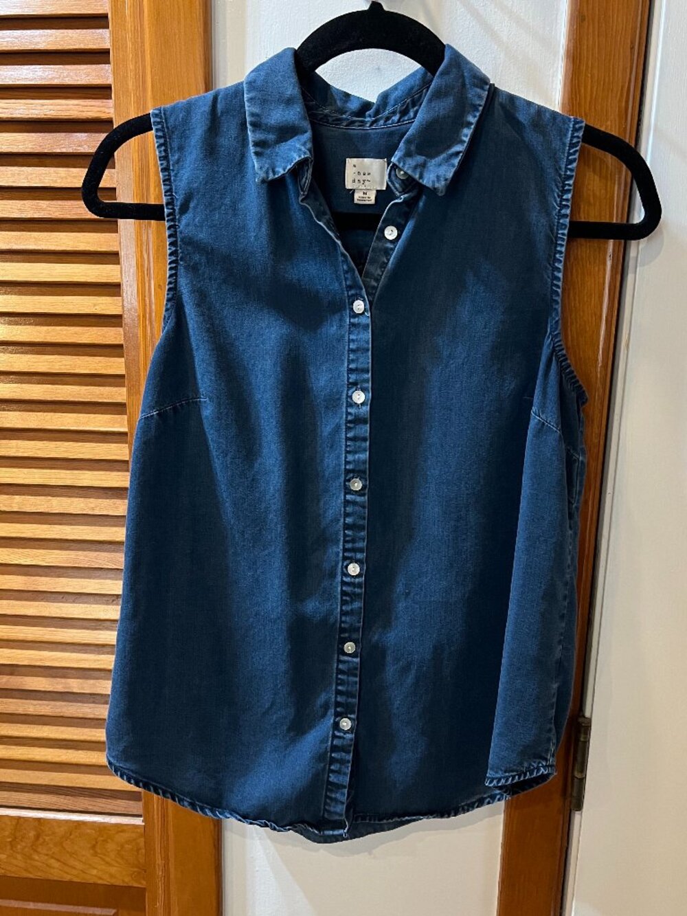 A New Day 100% Lyocell Sleeveless Chambray Button-Down — Women's Size M
